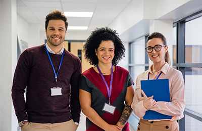 Personnes enseignantes collaborant autour d’une table